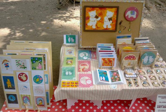 写真: 井の頭公園アートマーケッツ(東京・吉祥寺 井の頭公園内)に参加しています。
新作の手染めの絵「わたしとバイオリン」やポストカード、新しい種類の壁飾りを持ってきました♪
皆さまにお会いできるのを楽しみに、良い時間が過ごせるよう頑張ります!
よろしくお願いいたします(*^^*)